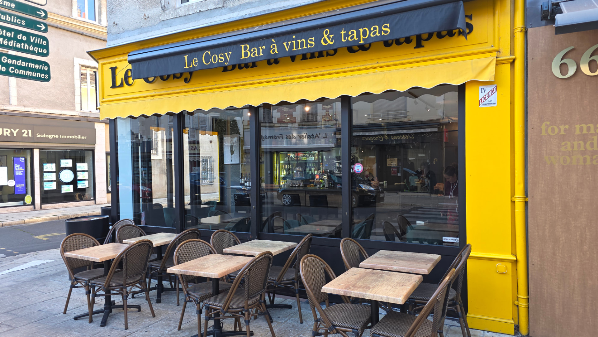 La devanture jaune du Cosy et sa terrasse, 64 rue Georges Clemenceau à Romorantin-Lanthenay